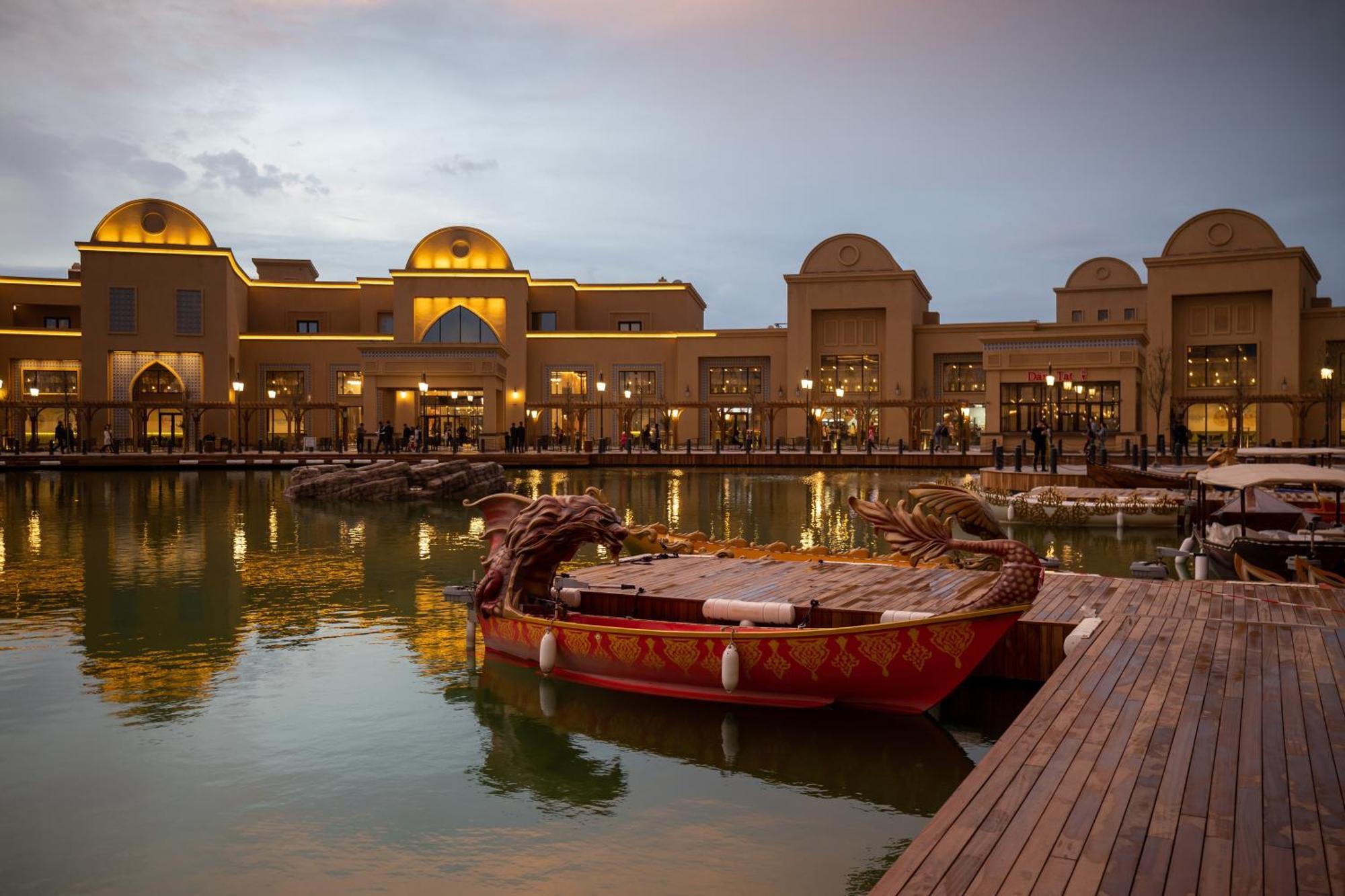Karavansaray Turkistan Harbour Hotel -Flying Theatre Access Exterior foto The Village Market