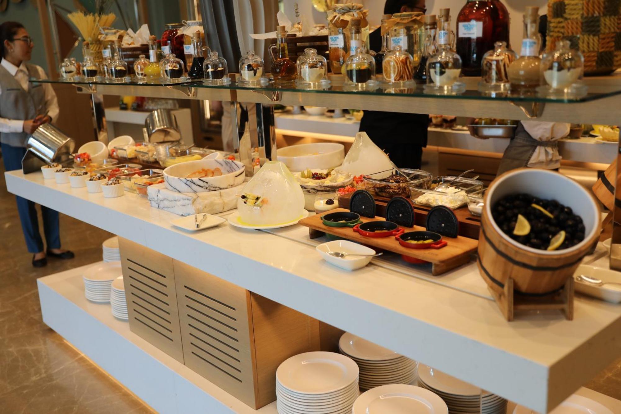 Karavansaray Turkistan Harbour Hotel -Flying Theatre Access Exterior foto A buffet at a hotel