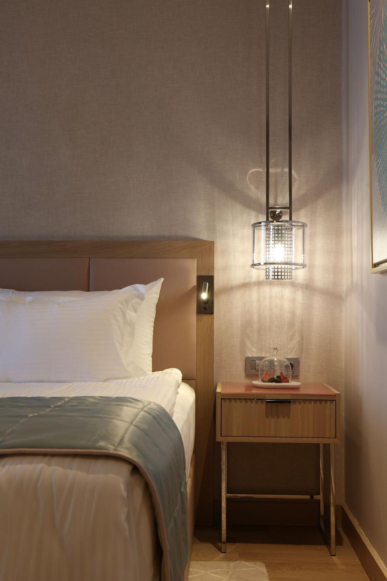 Karavansaray Turkistan Harbour Hotel -Flying Theatre Access Zimmer foto A wall light